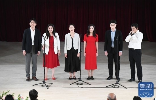 3月21日，國(guó)家開發(fā)銀行阿卡貝拉合唱團(tuán)在音樂(lè)會(huì)上演出。新華社記者 任超 攝