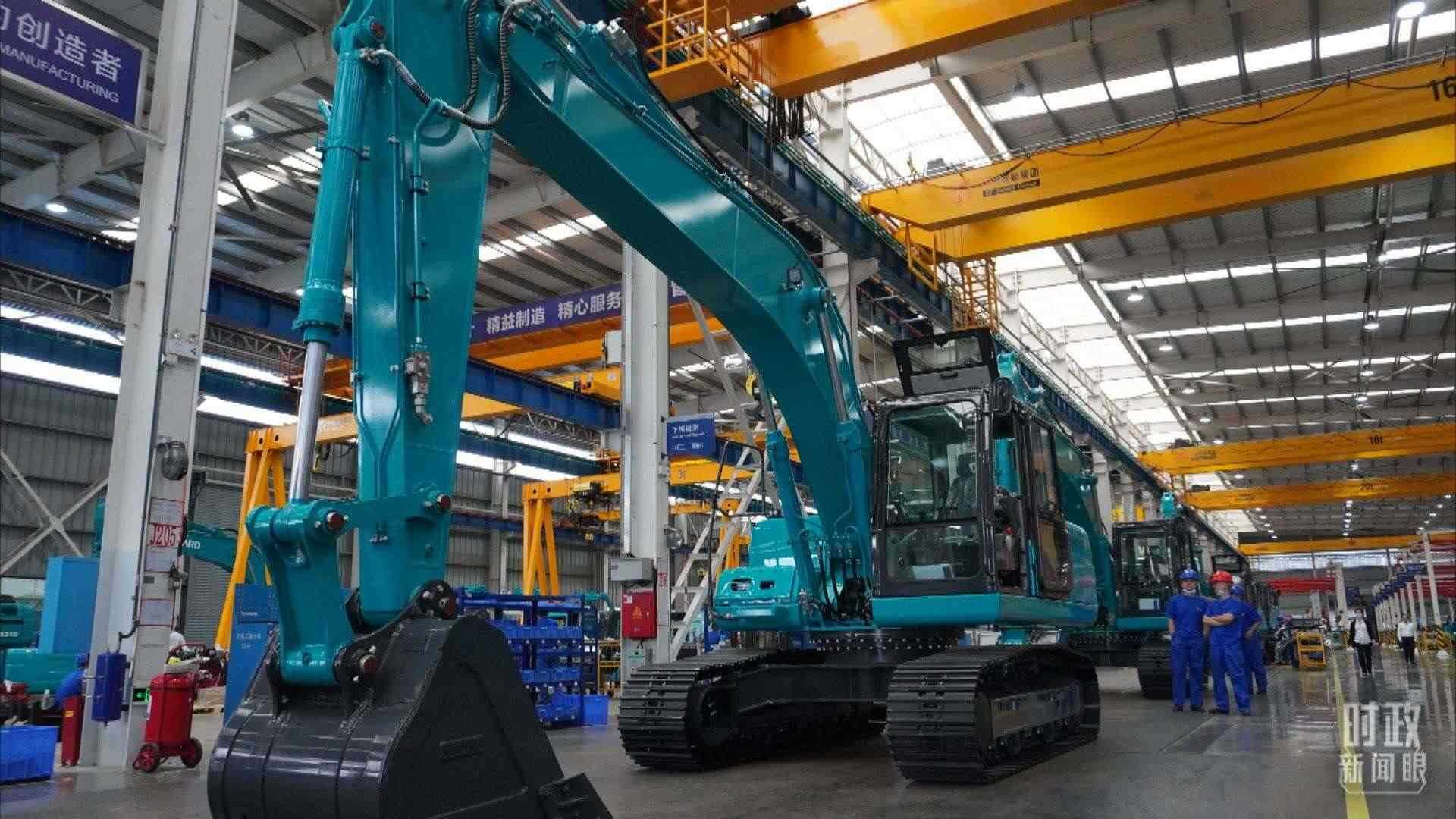 △這是山河智能大型挖掘機的組裝車間。2020年9月，習(xí)近平曾到此地考察。（總臺央視記者郭曉龍拍攝）