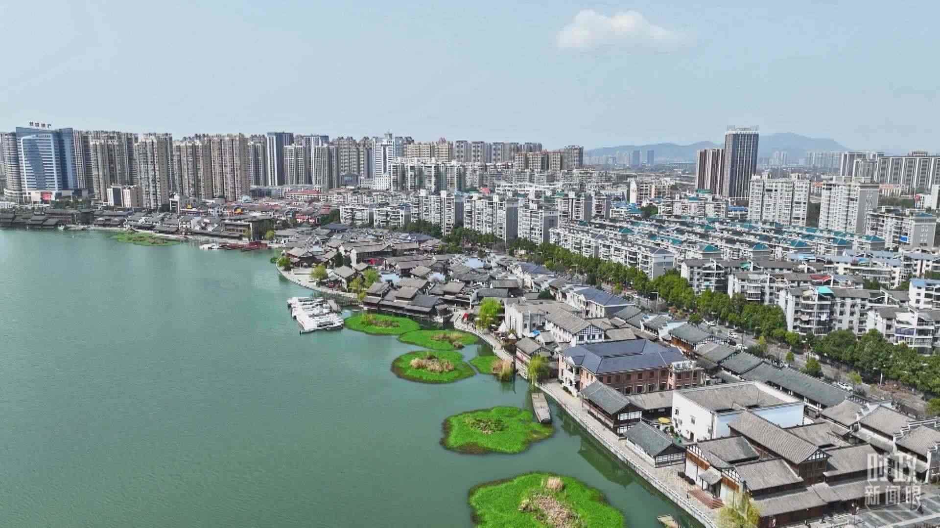 △沅江江畔，常德河街與現(xiàn)代建筑交相輝映。（總臺央視記者范凱拍攝）