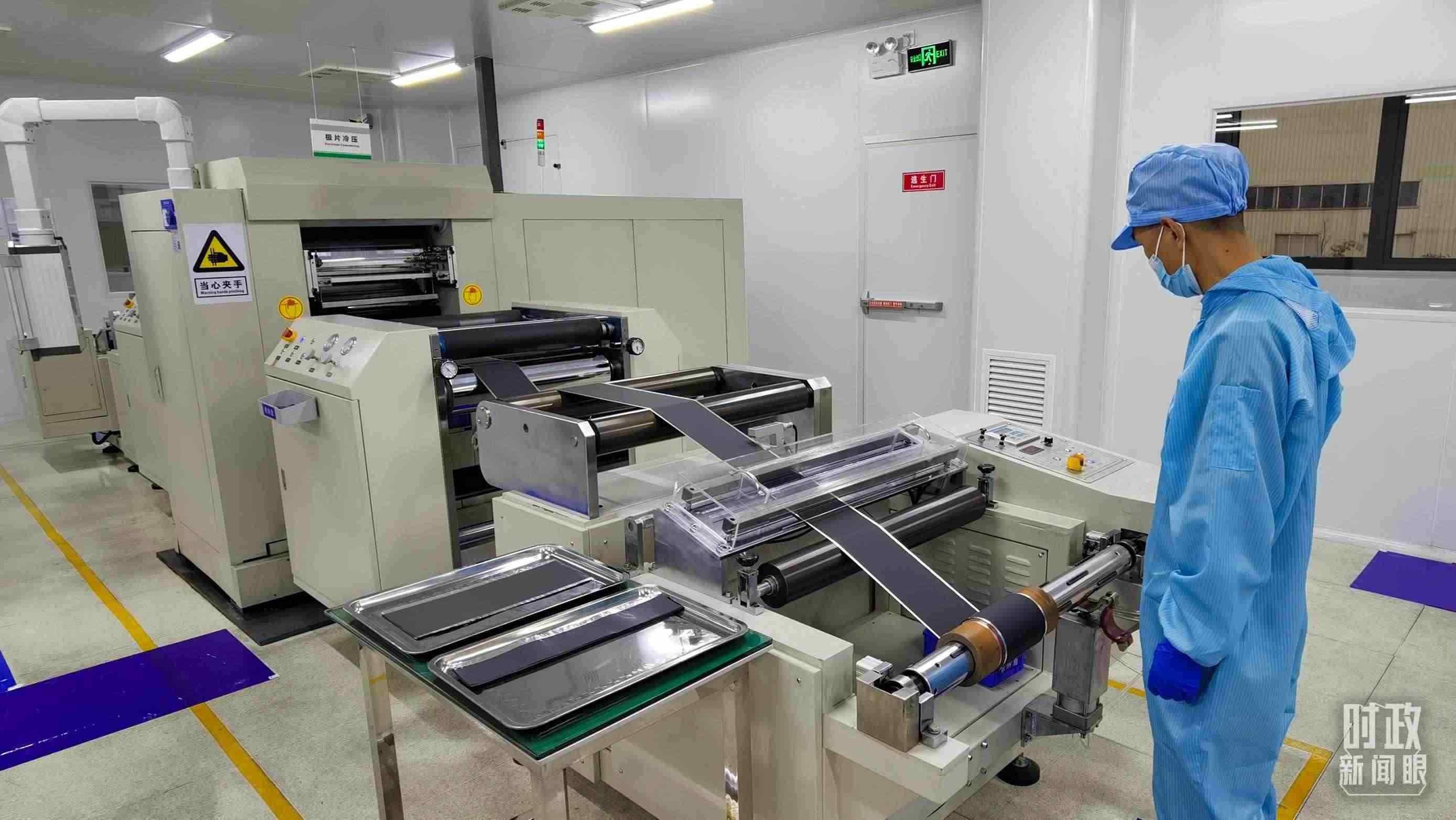 △這是電池生產(chǎn)的極片冷壓操作車間。（總臺央視記者郭鴻拍攝）