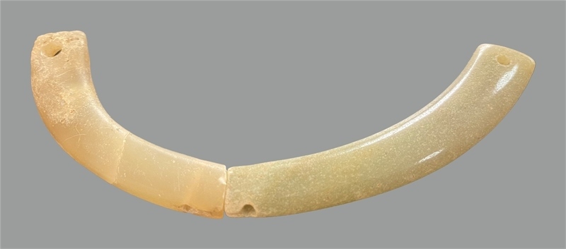 馬家浜文化晚期玉璜。中國(guó)文物報(bào)社供圖