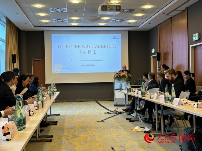 在成都文化旅游（柏林）推介座談會(huì)上，德中友好協(xié)會(huì)聯(lián)合會(huì)主席卜布致辭。人民網(wǎng)記者張慧中攝