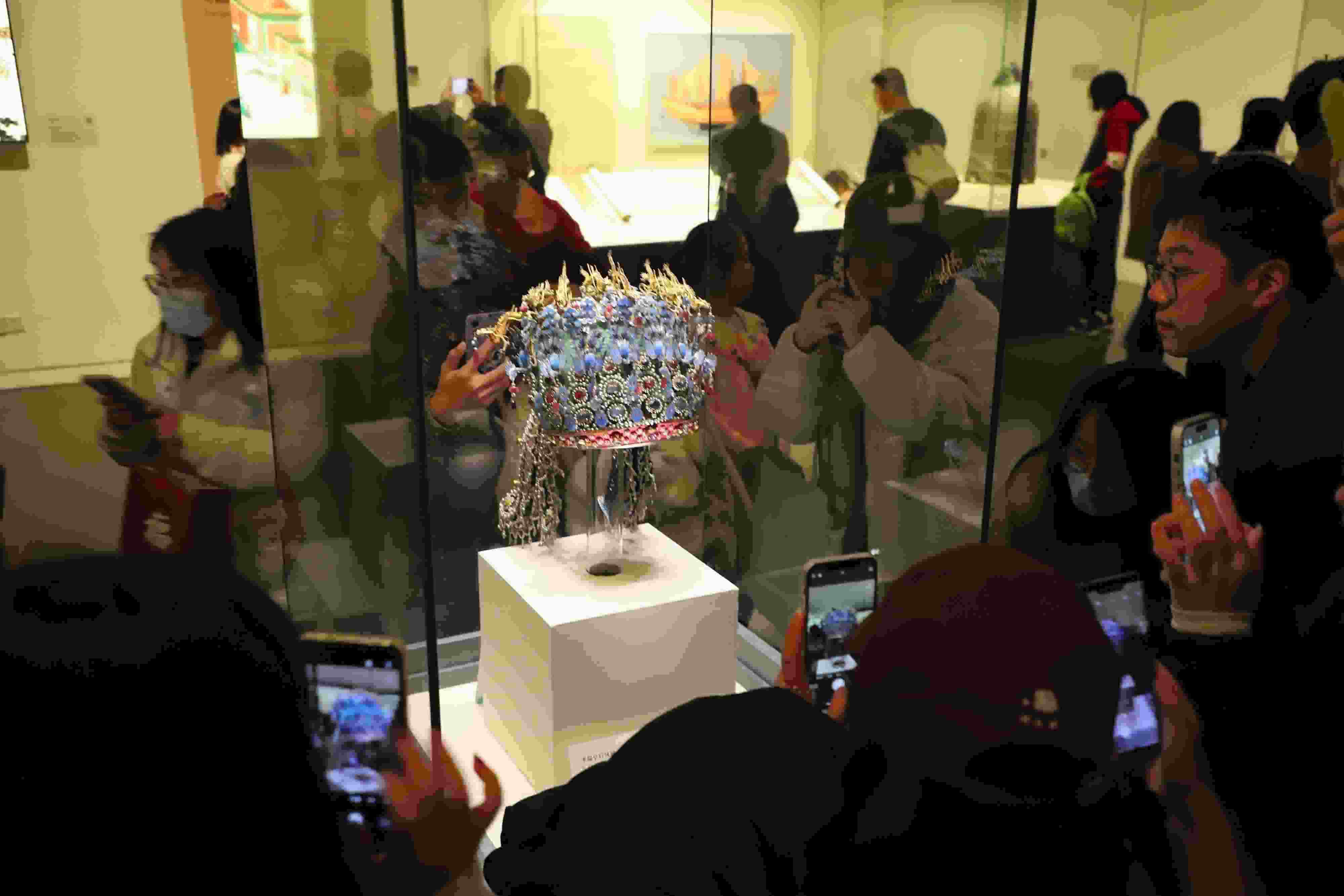 △ 2024年3月9日，北京，中國(guó)國(guó)家博物館，來自天南海北的游客在參觀藏品。