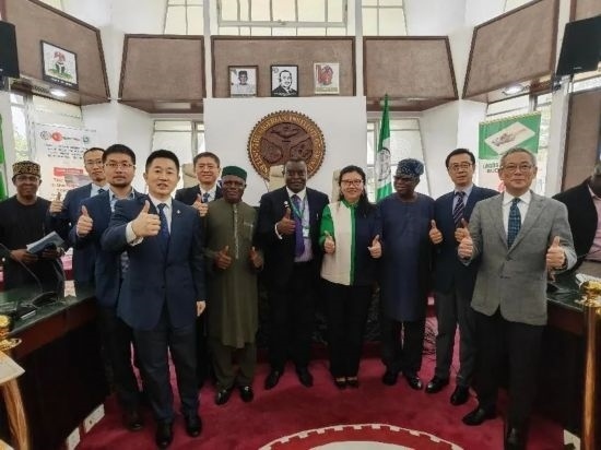 3月21日，與會(huì)嘉賓在首屆拉各斯論壇現(xiàn)場(chǎng)合影留念。（圖片由中國(guó)駐拉各斯總領(lǐng)事館提供）