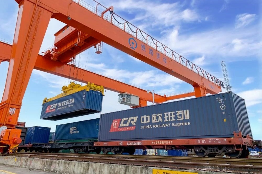 △2022年4月29日，在安徽合肥北站物流基地集裝箱作業(yè)區(qū)，準備發(fā)運的中歐班列集裝箱。