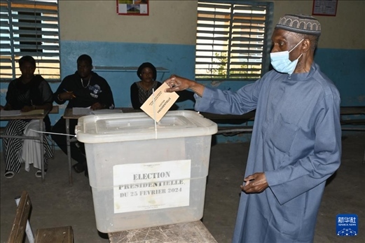 3月24日, 選民在塞內加爾首都達喀爾的一處投票站投票。新華社發(fā)（登巴·蓋伊攝）