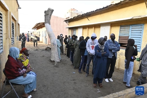 3月24日, 選民在塞內加爾首都達喀爾的一處投票站前排隊。新華社發(fā)（登巴·蓋伊攝）