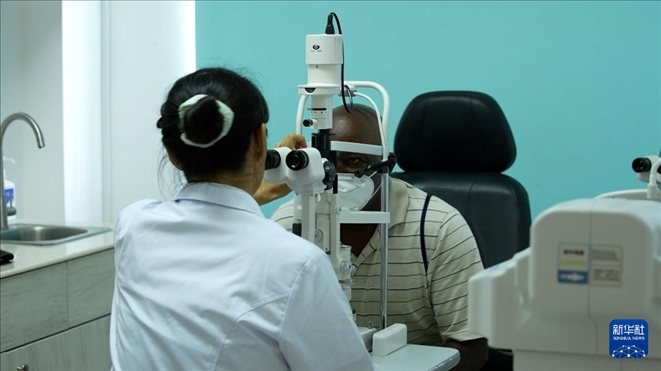 3月4日，在多米尼克羅索的中多友誼醫(yī)院眼科中心，援多醫(yī)療隊成員、南方醫(yī)科大學第三附屬醫(yī)院眼科主治醫(yī)師魯志卿為病人做檢查。新華社記者 王朝 攝