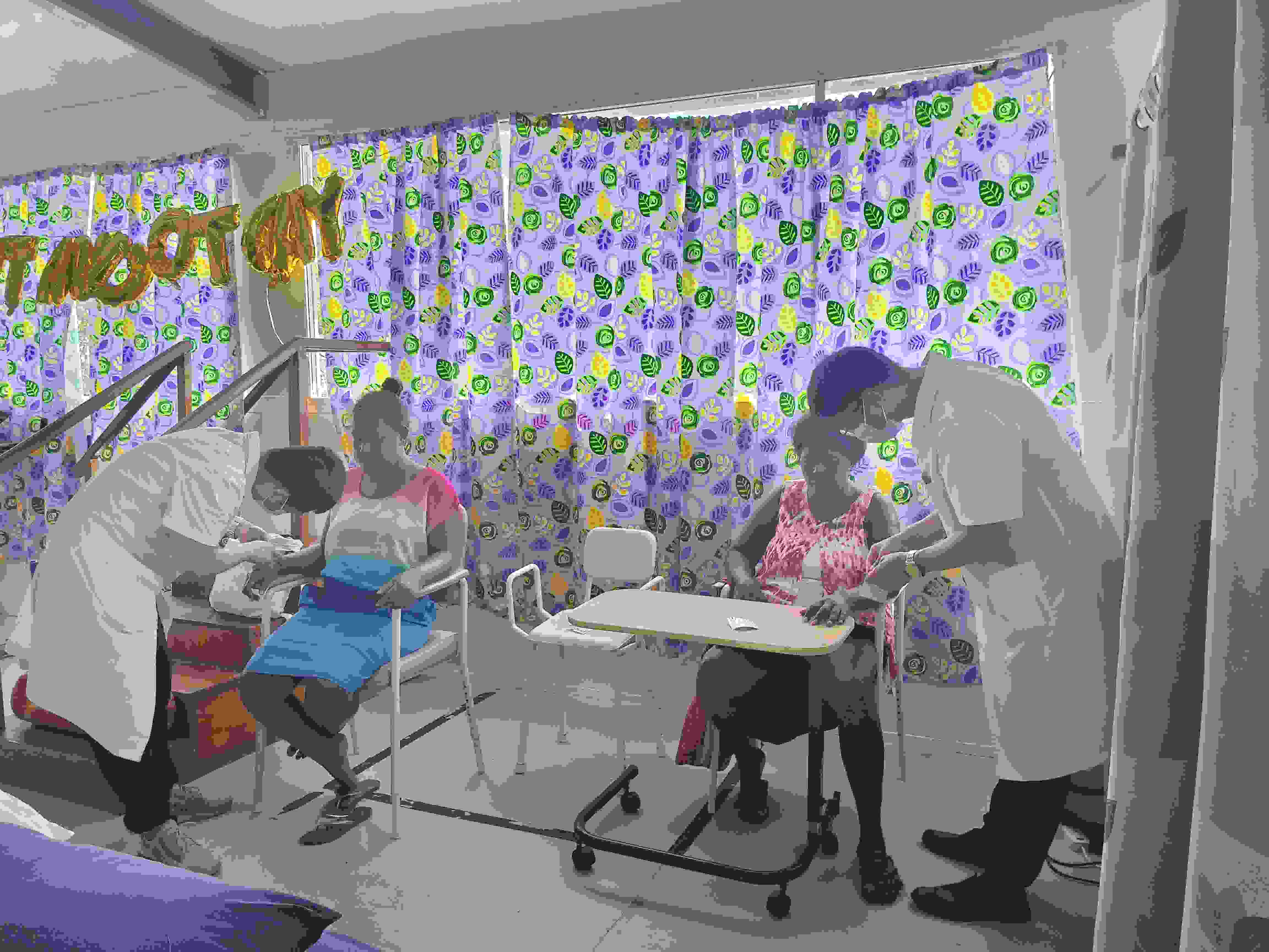 2023年7月3日，中國(guó)援助所羅門群島醫(yī)療隊(duì)針灸大夫在所羅門群島首都霍尼亞拉國(guó)家轉(zhuǎn)診醫(yī)院為患者治療。