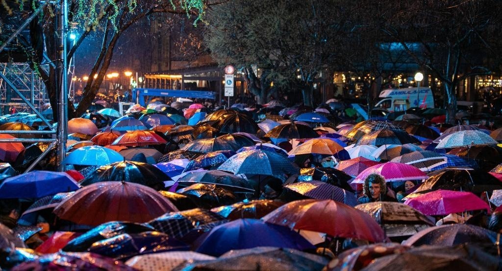 3月24日，在塞爾維亞南部城市普羅庫普列，人們參加北約轟炸南聯(lián)盟遇難者悼念儀式。新華社發(fā)（王韡攝）