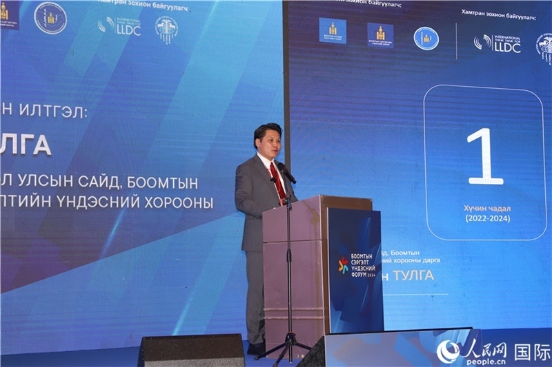 2.圖勒嘎部長做主旨報(bào)告。人民網(wǎng)記者 霍文攝_副本