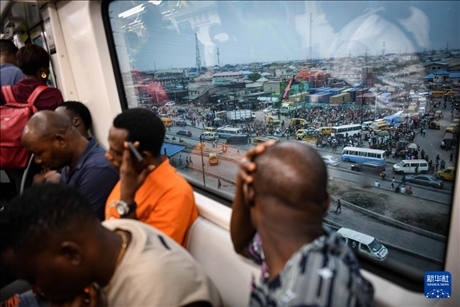 2月28日，在尼日利亞拉各斯，人們乘坐輕軌藍(lán)線列車。新華社記者 韓旭 攝