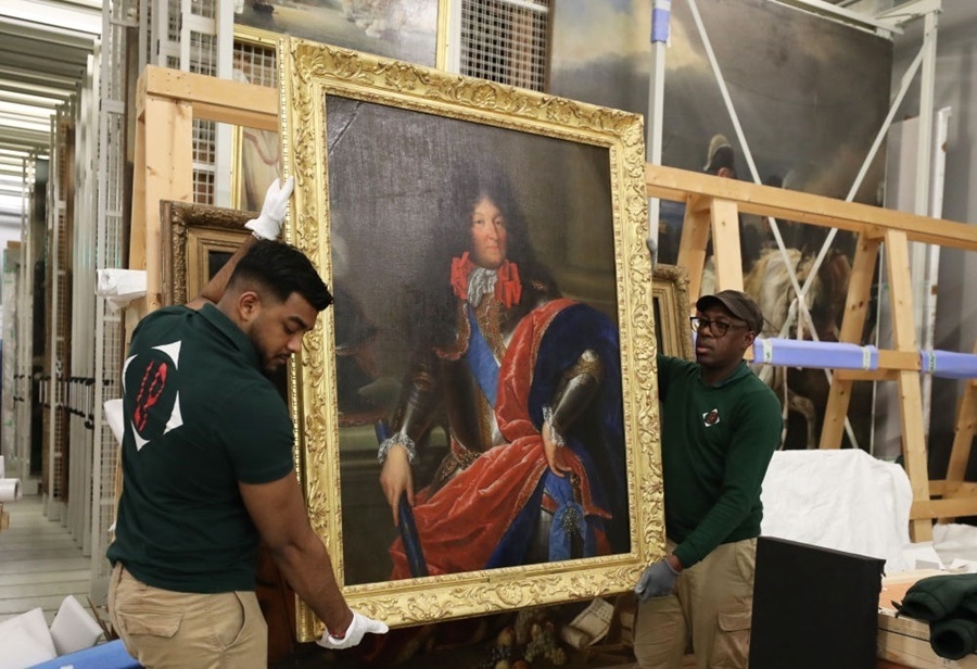  2024年3月11日，在法國(guó)巴黎近郊的凡爾賽宮，工作人員準(zhǔn)備打包油畫(huà)《路易十四戎裝像》。在2024年中法建交60周年暨中法文化旅游年之際，凡爾賽宮和故宮博物院將于4月至6月在故宮共同舉辦“凡爾賽宮與紫禁城”展覽。凡爾賽宮工作人員將70余件法方展品打包裝箱，計(jì)劃在不久之后將其運(yùn)往北京。新華社記者 高靜 攝
