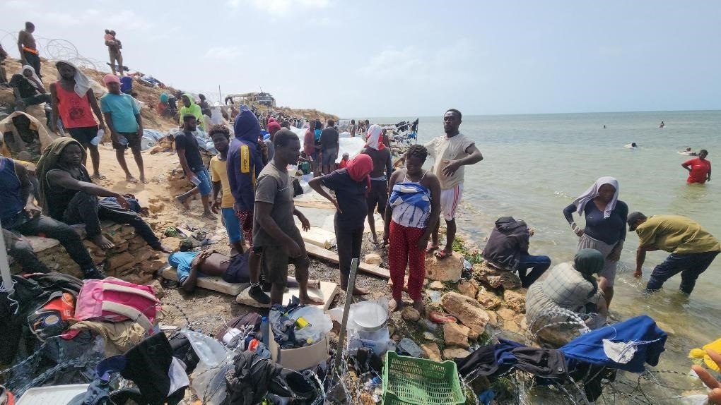 2023年7月26日，在突尼斯與利比亞邊境的艾季迪爾角，眾多移民滯留在地中海海岸邊。新華社發(fā)（哈姆扎·圖爾基亞攝）
