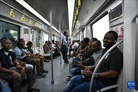 2月28日，在尼日利亞拉各斯，人們乘坐輕軌藍(lán)線列車。新華社記者 韓旭 攝