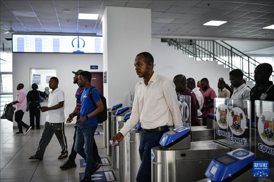 2月28日，在尼日利亞拉各斯，人們在輕軌藍(lán)線碼頭站刷卡出站。新華社記者 韓旭 攝