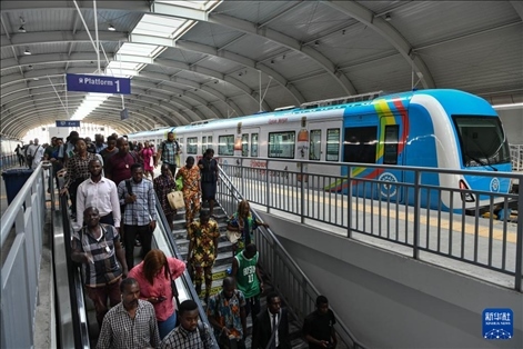 2月28日，在尼日利亞拉各斯，人們在輕軌藍(lán)線碼頭站下車出站。新華社記者 韓旭 攝