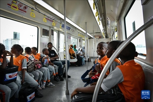2月28日，在尼日利亞拉各斯，一所小學(xué)的學(xué)生們體驗(yàn)乘坐輕軌藍(lán)線列車。新華社記者 韓旭 攝