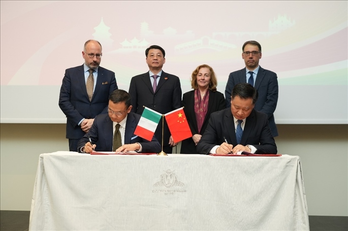 揚州市政府與意大利中國商會簽署合作協(xié)議。 主辦方供圖