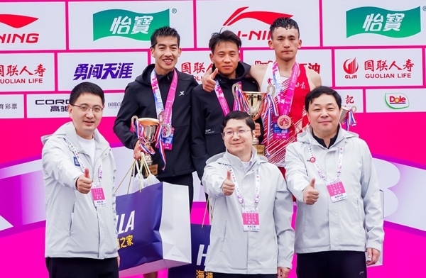 無錫市人民政府副秘書長顧文龍，無錫市體育局黨組書記、副局長楊宇華，海瀾集團黨委副書記、副總裁江南共同為全國馬拉松錦標賽（第一站）男子組前3名頒獎。受訪者供圖