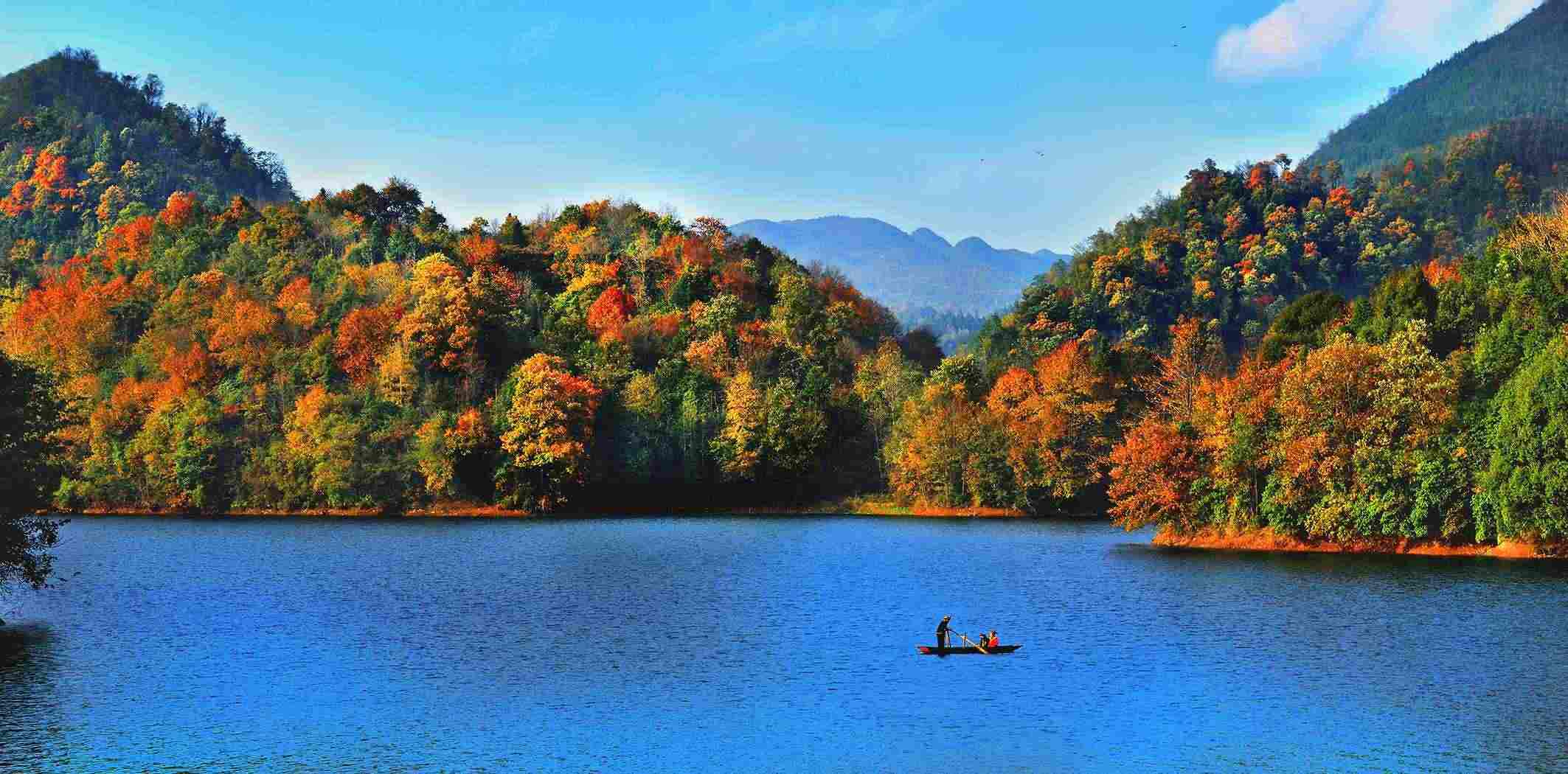 百里杜鵑湖好風(fēng)光。羅冠宇 攝