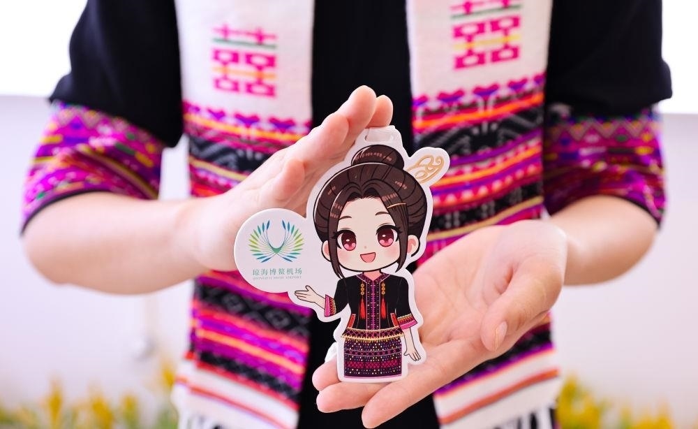 △2024年3月22日，博鰲機場工作人員展示“博鰲香”香氛卡片。