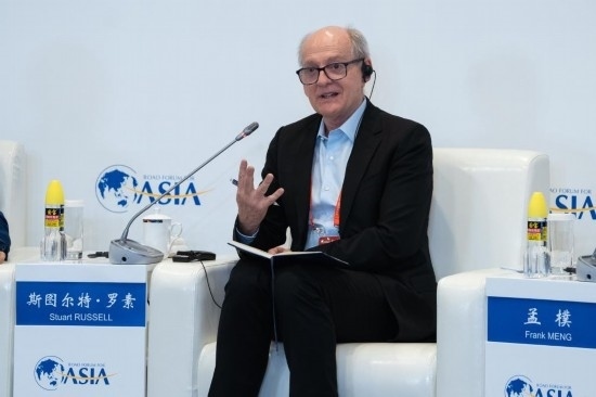 3月27日，《人工智能：現(xiàn)代方法》作者、加州大學(xué)伯克利分校計算機(jī)科學(xué)系教授斯圖爾特·羅素在分論壇上發(fā)言。新華社記者 曹夢瑤 攝