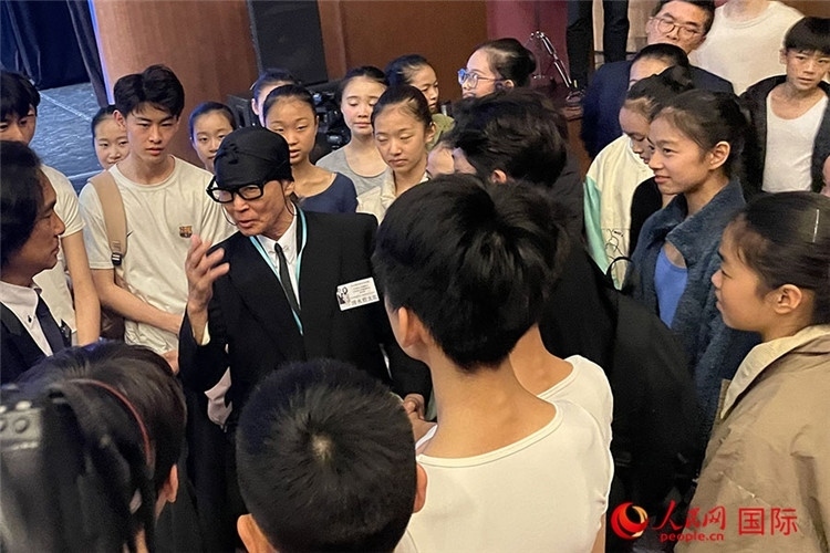 松山芭蕾舞團(tuán)總代表清水哲太郎與中央芭蕾舞團(tuán)舞蹈學(xué)校的學(xué)生們交流。人民網(wǎng)記者 張麗婭攝