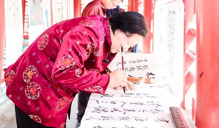 杏花節(jié)書畫展上書法家現(xiàn)場創(chuàng)作。受訪方供圖