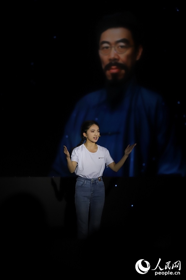 數(shù)字人“聞一多”與青年學(xué)生隔空對(duì)話。人民網(wǎng)記者 李發(fā)興攝