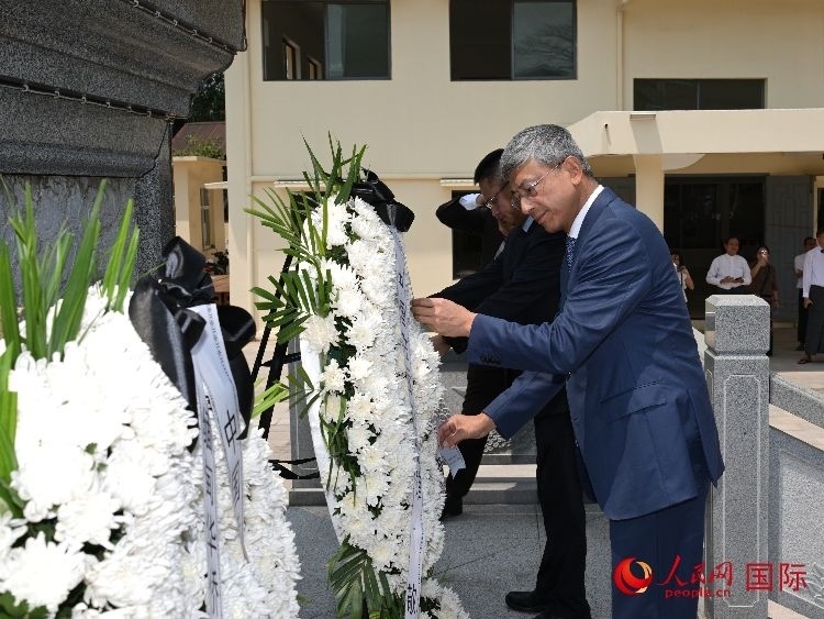 陳海大使向中國(guó)遠(yuǎn)征軍紀(jì)念碑敬獻(xiàn)花籃。人民網(wǎng)記者 謝佳君攝