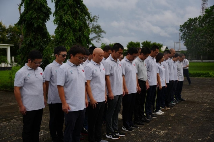 醫(yī)療隊隊員默哀。中國援桑醫(yī)療隊供圖