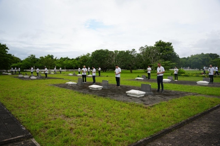 醫(yī)療隊隊員向烈士們獻花。中國援桑醫(yī)療隊供圖