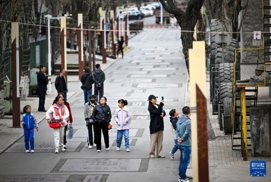 4月5日，游客在寧夏石嘴山市大武口洗煤廠工業(yè)遺址公園游覽。新華社記者 馮開華 攝