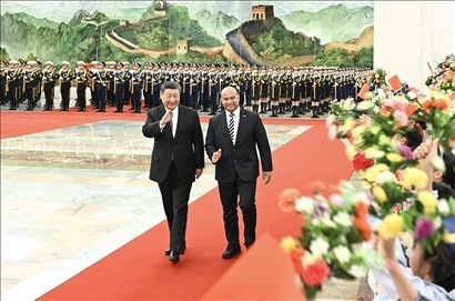 △2024年3月25日，習(xí)近平主席在北京人民大會(huì)堂同來華進(jìn)行國(guó)事訪問的瑙魯總統(tǒng)阿迪昂舉行會(huì)談。這是會(huì)談前，習(xí)近平主席在人民大會(huì)堂北大廳為阿迪昂總統(tǒng)舉行歡迎儀式。