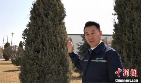 圖為王佐向記者介紹自己的新能源綠電廠區(qū)。白先森 攝