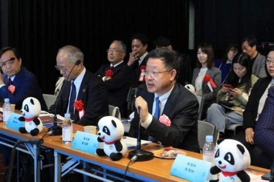 圖為四川省文化和旅游廳廳長(zhǎng)戴允康向日本友人介紹四川旅游資源。（中國(guó)駐東京旅游辦事處供圖）