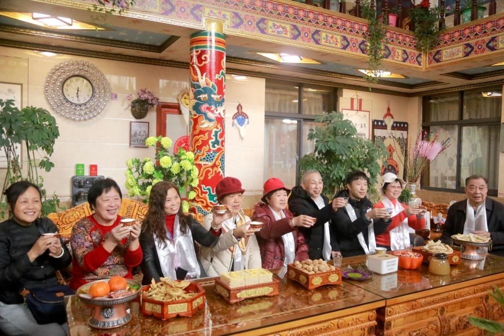 游客們入住民宿后，舉杯共飲酥油茶。新華社記者 邱星翔 攝