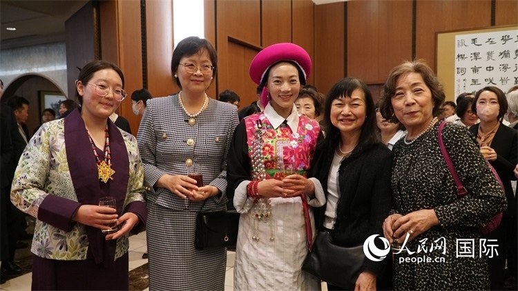 來賓與茨姆等人熱烈交流并合影留念。人民網(wǎng) 蔣曉辰攝