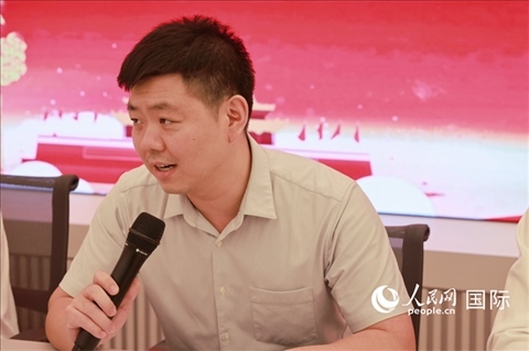 中國(guó)駐里約總領(lǐng)館領(lǐng)僑處處長(zhǎng)齊冀在座談會(huì)上致辭。人民網(wǎng)記者 陳海琪攝