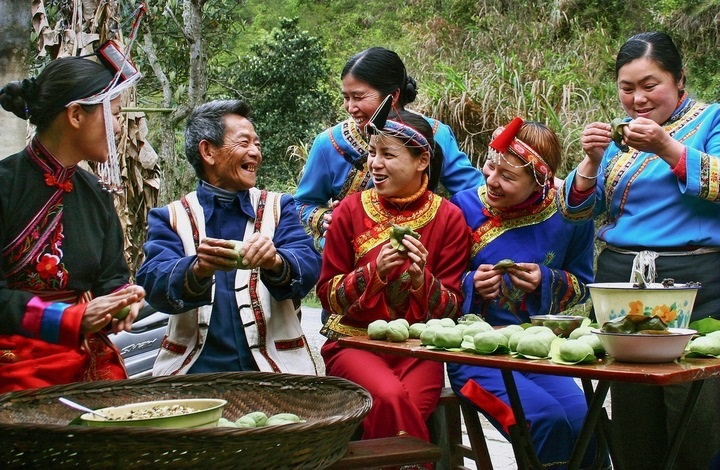 畬族群眾一起做清明果。供圖 共享聯(lián)盟·景寧