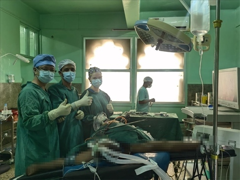 蔣國慶醫(yī)生（左）和當?shù)蒯t(yī)生慶祝手術成功。中國援桑醫(yī)療隊供圖