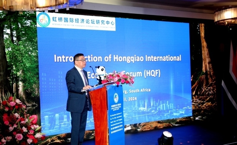 虹橋國(guó)際經(jīng)濟(jì)論壇研究中心副理事長(zhǎng)、商務(wù)部國(guó)際貿(mào)易經(jīng)濟(jì)合作研究院副院長(zhǎng)俞子榮致辭。（圖片來(lái)源：中國(guó)國(guó)際進(jìn)口博覽會(huì)官微）