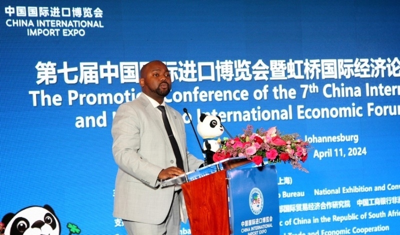 標(biāo)準(zhǔn)銀行集團(tuán)企業(yè)與商業(yè)銀行部國(guó)際貿(mào)易總經(jīng)理武巴致辭。（圖片來(lái)源：中國(guó)國(guó)際進(jìn)口博覽會(huì)官微）