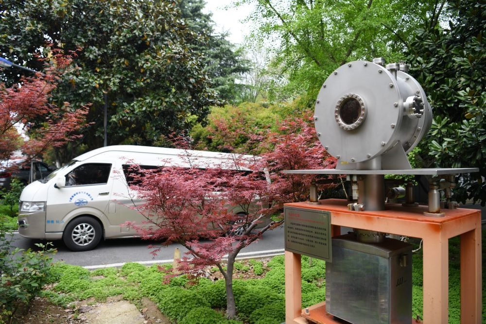 2024年4月6日，在位于安徽合肥的中國科學(xué)技術(shù)大學(xué)，自主研制的原位實驗裝置準(zhǔn)備運(yùn)往上海光源開展實驗。