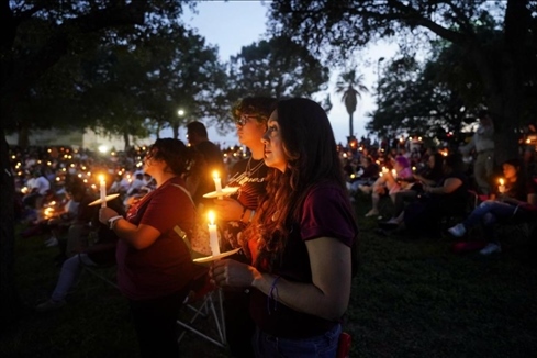 2023年5月24日，在美國得克薩斯州小城尤瓦爾迪，人們參加守夜儀式悼念校園槍擊遇害者。新華社記者吳曉凌攝