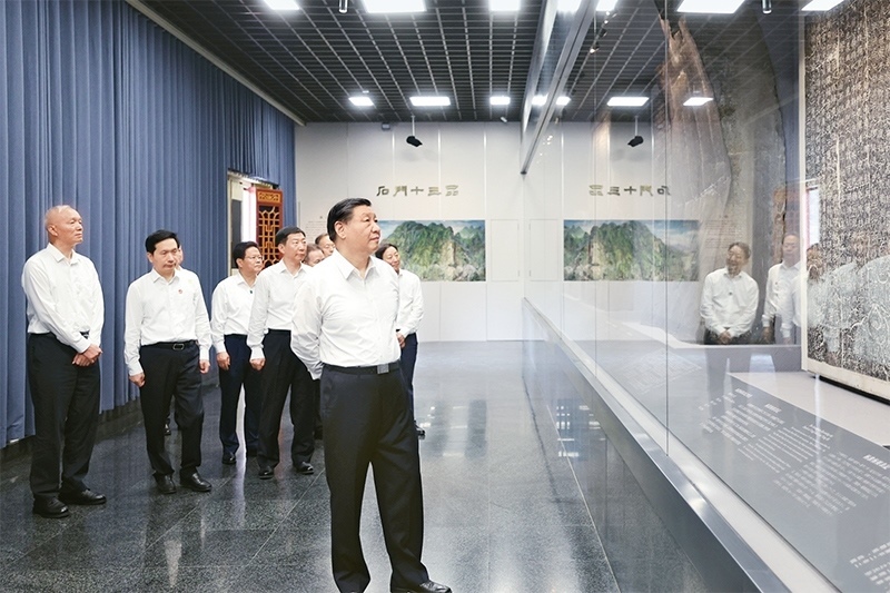 2023年7月29日，中共中央總書記、國家主席、中央軍委主席習(xí)近平在四川考察結(jié)束返京途中，來到陜西省漢中市考察。這是習(xí)近平參觀漢中市博物館有關(guān)歷史文物展陳。 新華社記者 鞠鵬/攝