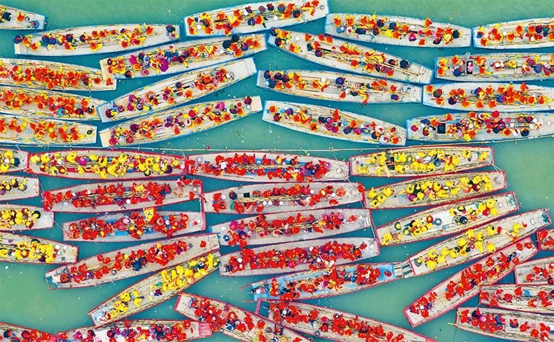 溱潼會船由南宋相沿至今，歷經(jīng)數(shù)百年傳承，被列入國家級非物質(zhì)文化遺產(chǎn)名錄。圖為2024年4月6日在江蘇省泰州市姜堰區(qū)溱湖國家濕地公園參加會船表演的船只。 新華社發(fā) 湯德宏/攝