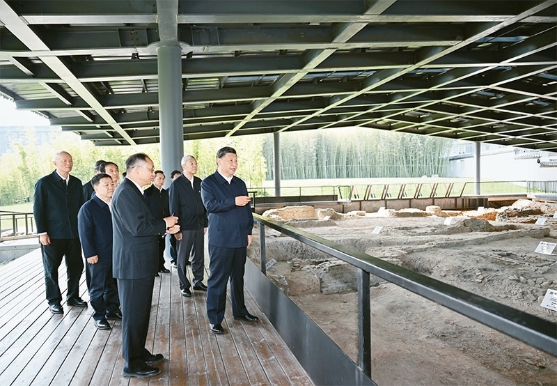 2023年10月10日至13日，中共中央總書記、國家主席、中央軍委主席習(xí)近平在江西考察。這是11日上午，習(xí)近平在景德鎮(zhèn)市陶陽里歷史文化街區(qū)南麓遺址考察。 新華社記者 謝環(huán)馳/攝