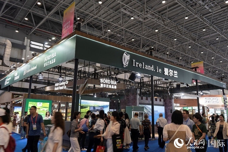 第四屆中國國際消費(fèi)品博覽會(huì)愛爾蘭國家館。人民網(wǎng) 常沙攝